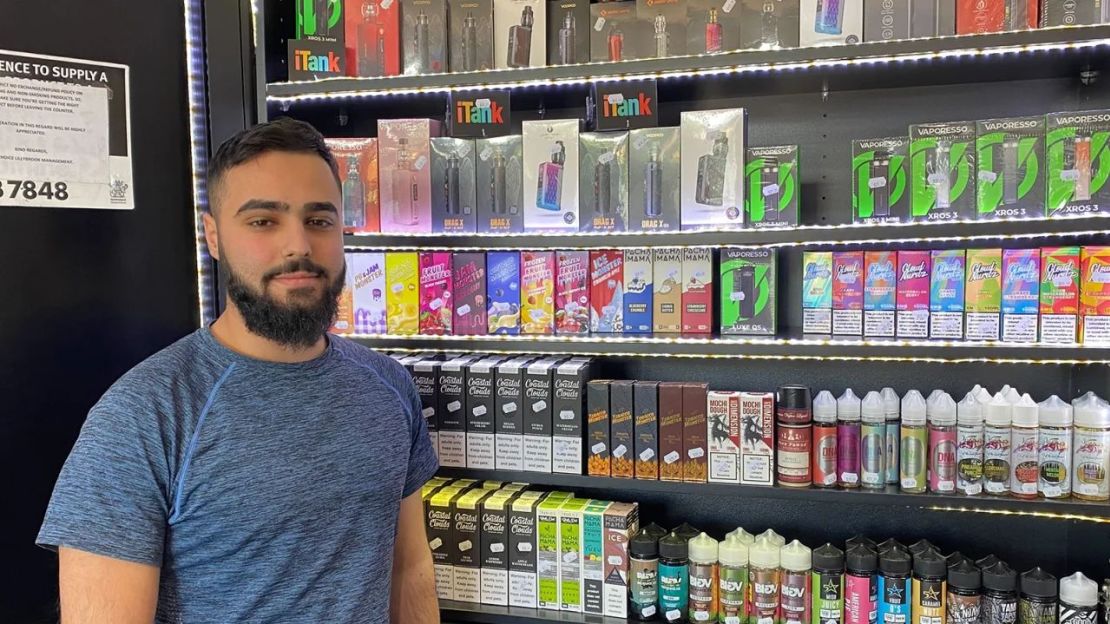 Vendedor en tienda de vape