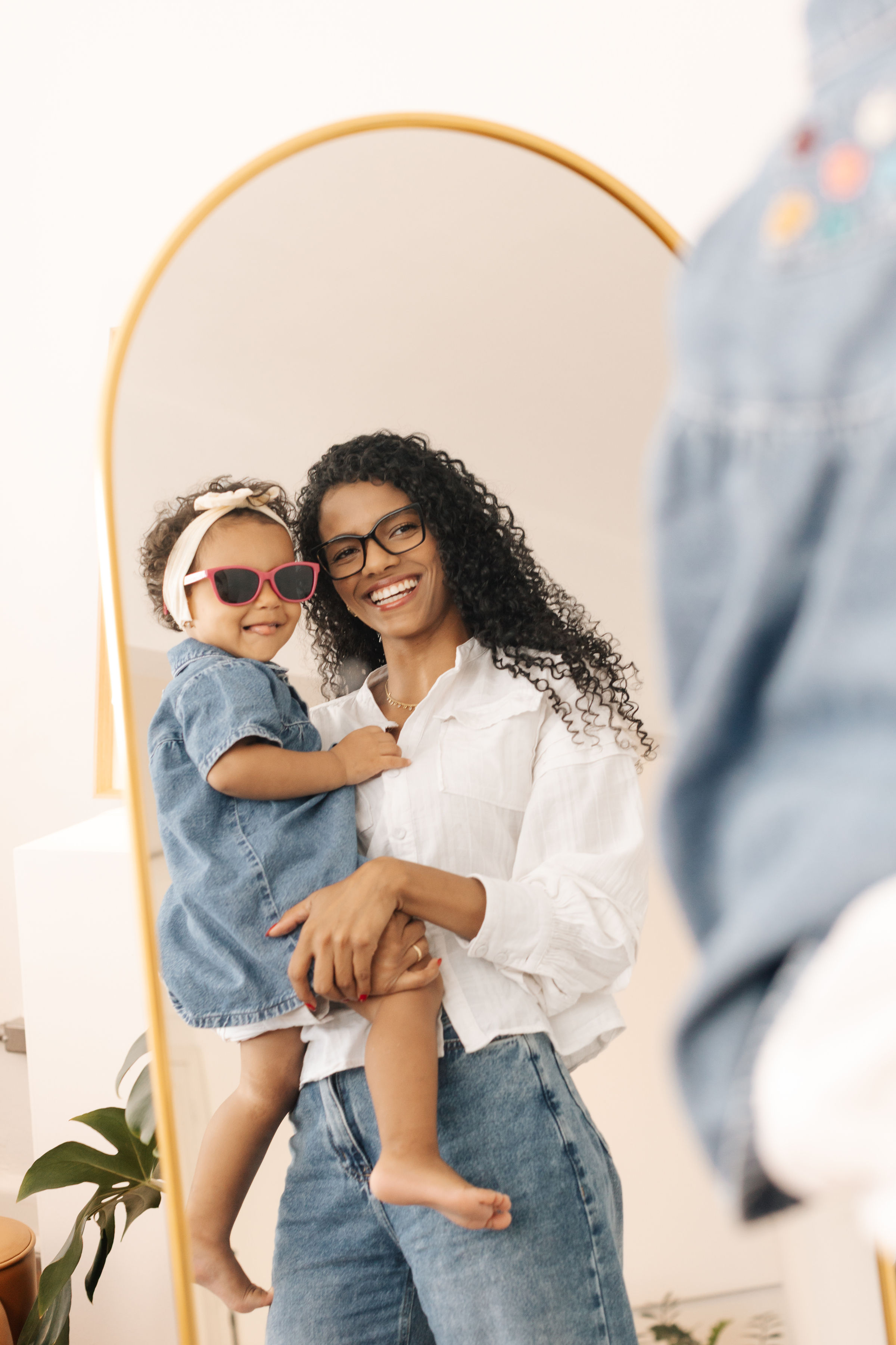 Mãe e filha no espelho com óculos