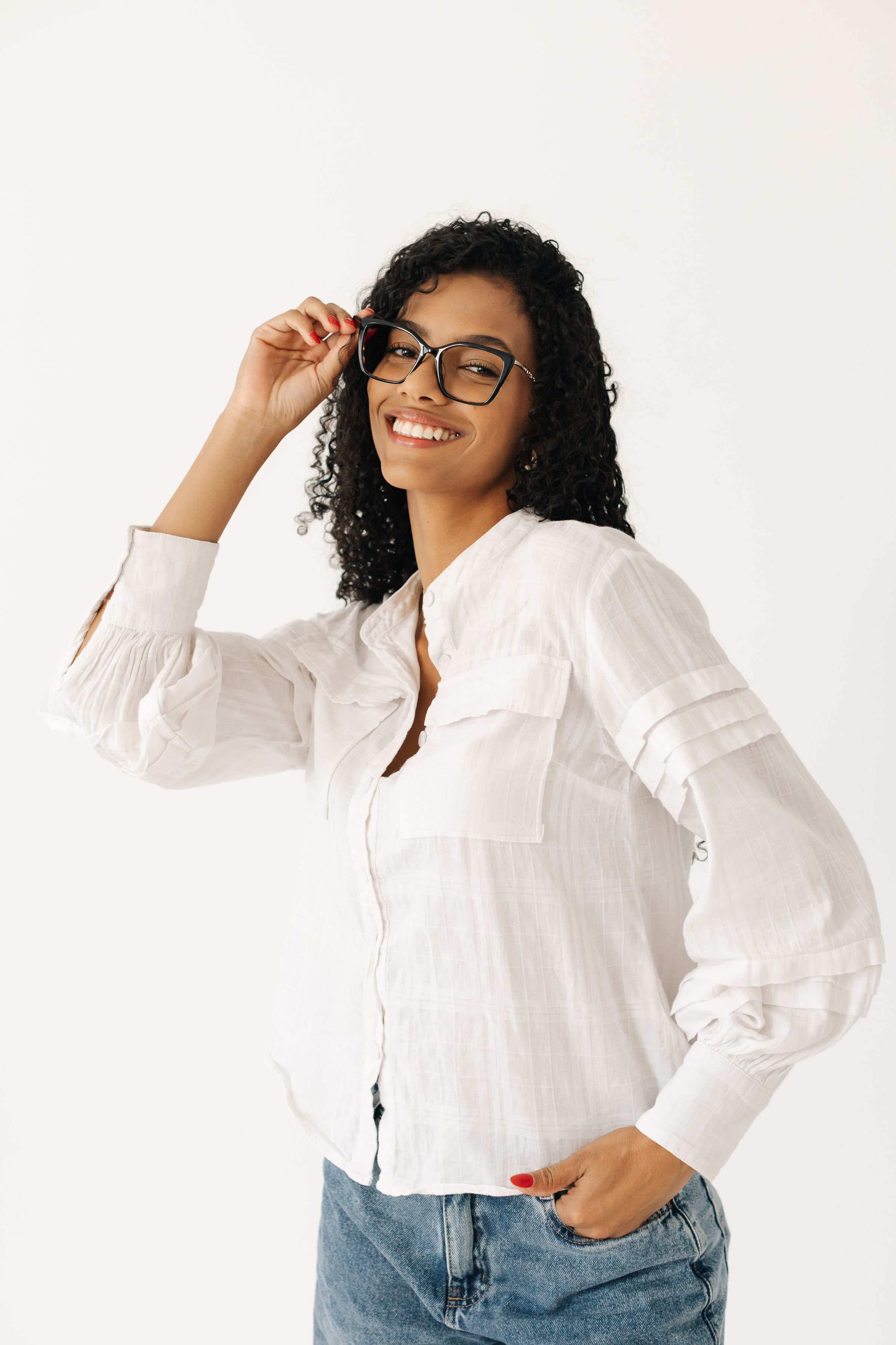 Mulher elegante com armação de grau