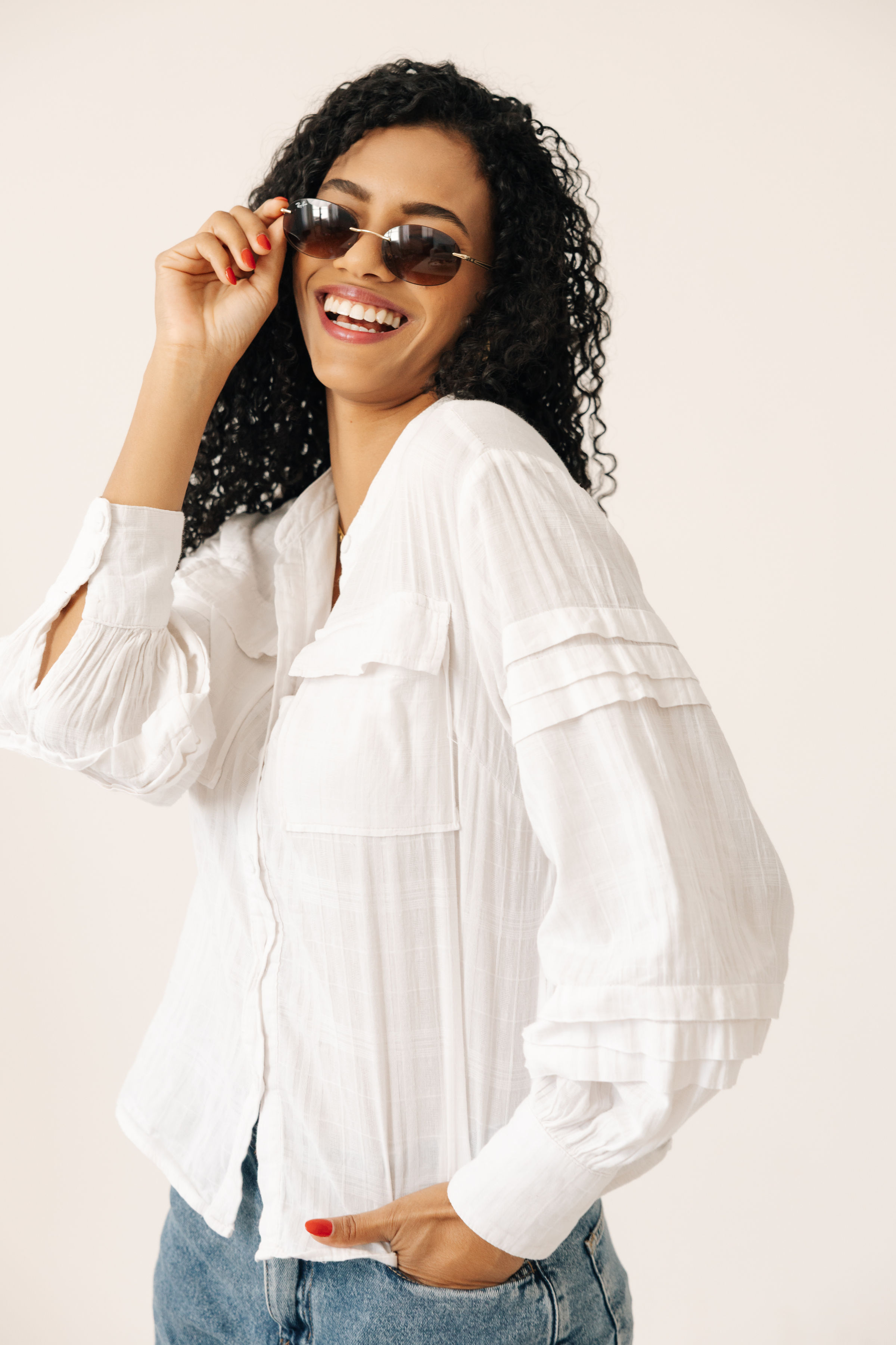 Mulher sorrindo com óculos de sol